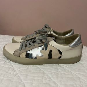 Women’s camo/star sneakers